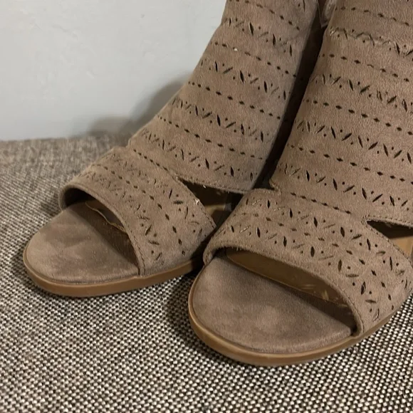 Dept. 222 tan suede heeled sandals , size 8 1/2. - Picture 5 of 15